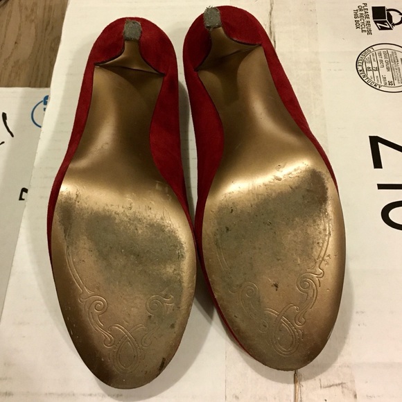 Tahari Colette Suede Pump in Red, 7.5M - Picture 2 of 4